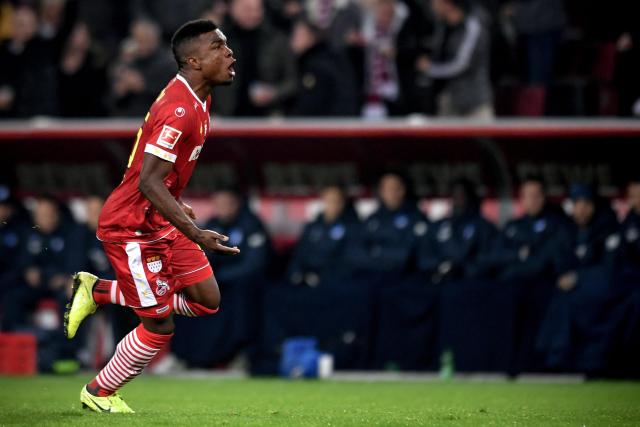 詹姆斯32+7+6福克斯31分 湖人险胜国王3连胜